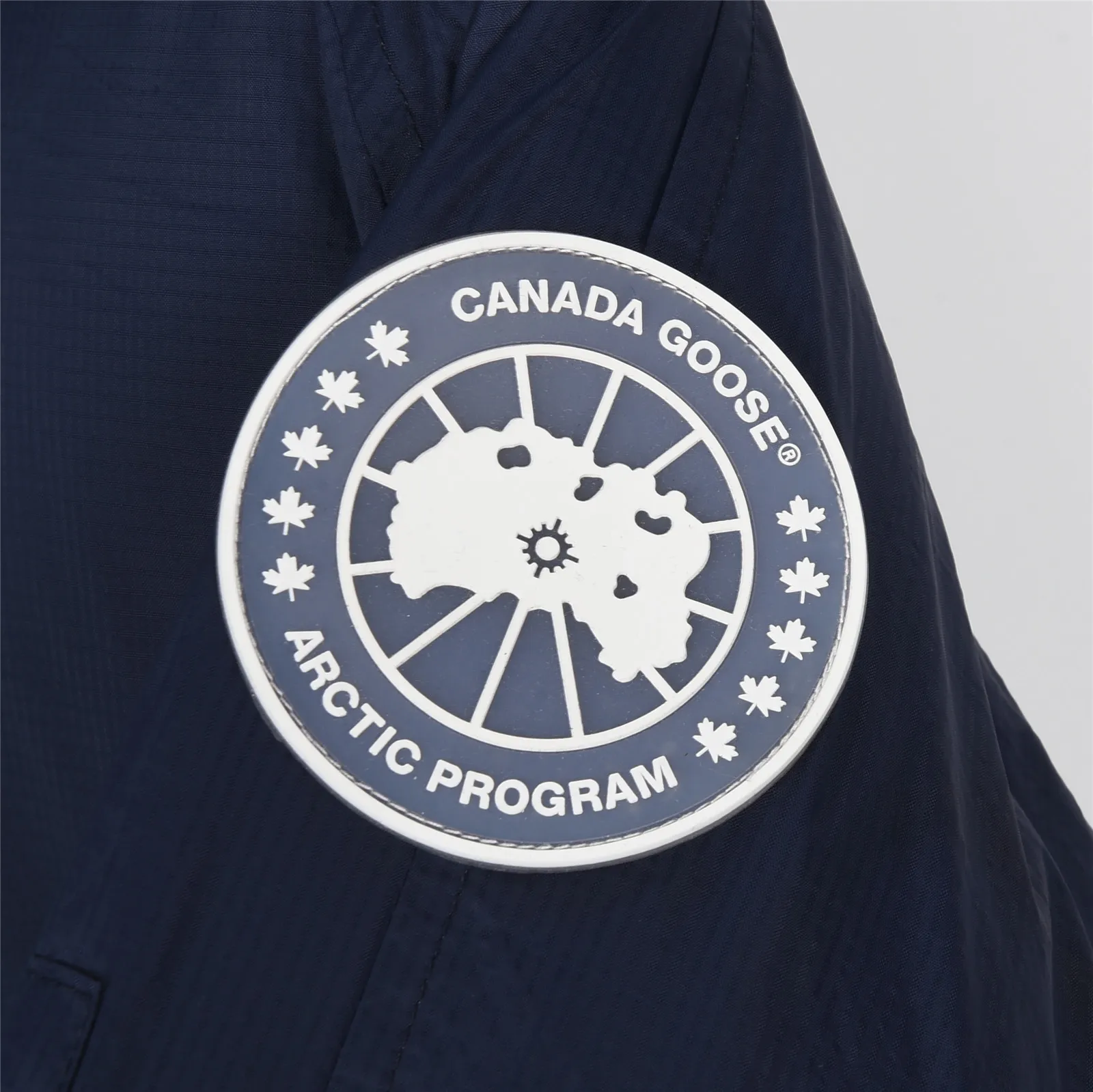 P860 Big Goose 01 Glacial White Label Down Jacket Canada Goose Canada Goose FW21 Chilliwack Series Glacial Haze White Label 01 Pilot Solid Color Hooded Down Jacket Down Jacket Winter Unisex Description: The Chilliwack bomber jacket was originally designed for pilots in uninhabited areas in northern Canada. It is durable, warm and easy to move, which can meet the needs of pilots working in the Arctic waterways. Chilliwack's iconic style remains popular and is a popular jacket from Canada Goose. The Northern Lights capsule collection is reimagined in rich hues inspired by the stunning colors of Canada's north. The Glacial Haze capsule series is improved with an eye-catching and layered color series, giving people the feeling of being caught in the mist around icebergs and glaciers. Material list: 1⃣ Original custom-made double plain 9500-100% nylon nylon fabric 2⃣ Original YKK zipper, not a sub-factory product 3⃣ National standard 80% widely inspected white duck down, (ZP uses 80% white duck down/everything that boasts 90% is fake) Material analysis characteristics: 1⃣ Original factory/9500-100% nylon100% nylon Lurex yarn is actually 100% nylon. Nowadays, there are few pure ones. Most of them are mixed with cotton or polyester. Our top-quality original version is developed in accordance with ZP and uses the same material. 2⃣ As we all know, the original version uses 80% white duck down. The fill power refers to the cubic inches of volume occupied by each ounce (30 grams) of down under certain conditions. If one ounce of down occupies 500 cubic inches, the fill power of the down is 500. So we can simply understand it as: fill power is the volume of down, and the volume of down is fill power. The higher the fill power of down, it means that under the same filling amount, down can fix a larger volume of air layer to keep warm and insulate, so the warmth retention of down is better. Summary: Note: In order to maximize profits during the production process, some businesses add toxic waste silk, 50 velvet, hand-feel velvet, etc. to clothes! But on the outside of the clothes, good fabrics are used. It is said to be 90% white duck down at purchasing agent level, or even more exaggeratedly said to be 90% white goose down, to fool the layman! (You can consult the official Big Goose. All authentic styles are made of white duck down.) I will also teach you a more practical trick: buy an authentic product from Tmall, and at the same time buy a piece of clothing from a merchant you trust, and come back to compare the details. (Tmall offers 7-day no-reason returns and S+ offers 15-day no-reason returns without affecting secondary sales.) ⚠️ Remember, you get what you pay for! Don't be greedy for small gains, or you will suffer big losses! Every customer is welcome to ask questions and we will continue to improve product quality and service! Product color: black, white, dawn blue, mood blue Size: S, M, L, XL, XXL